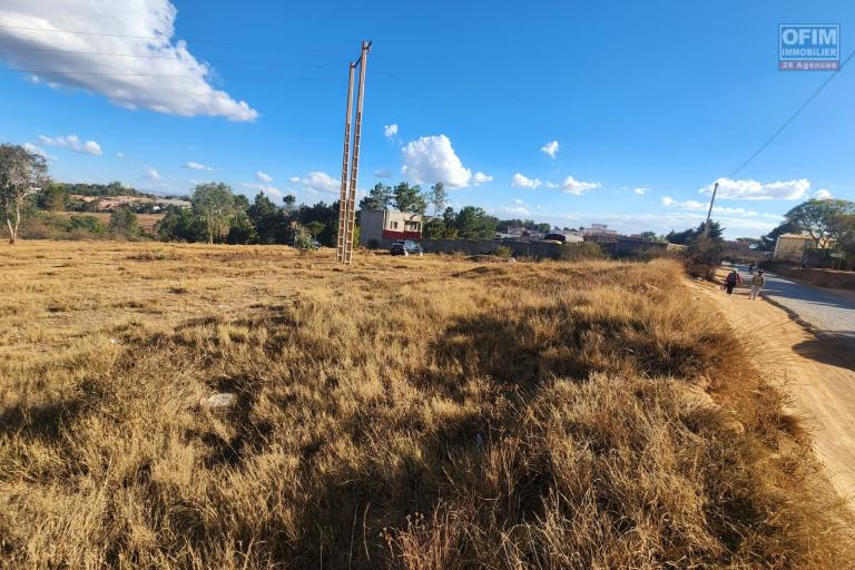 A vendre magnifique terrain de 6 230 m2 sis à Anjomakely Ivato, idéalement situé en bord de route pavée, offrant un accès facile à tout type de véhicule.