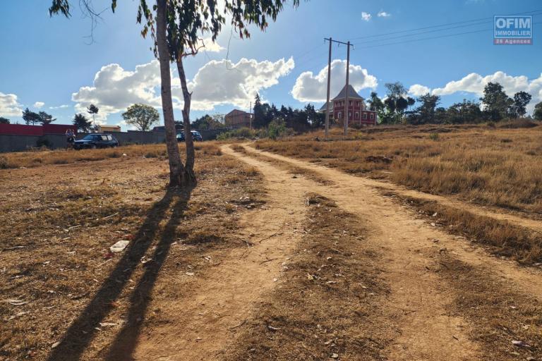 A vendre magnifique terrain de 6 230 m2 sis à Anjomakely Ivato, idéalement situé en bord de route pavée, offrant un accès facile à tout type de véhicule.