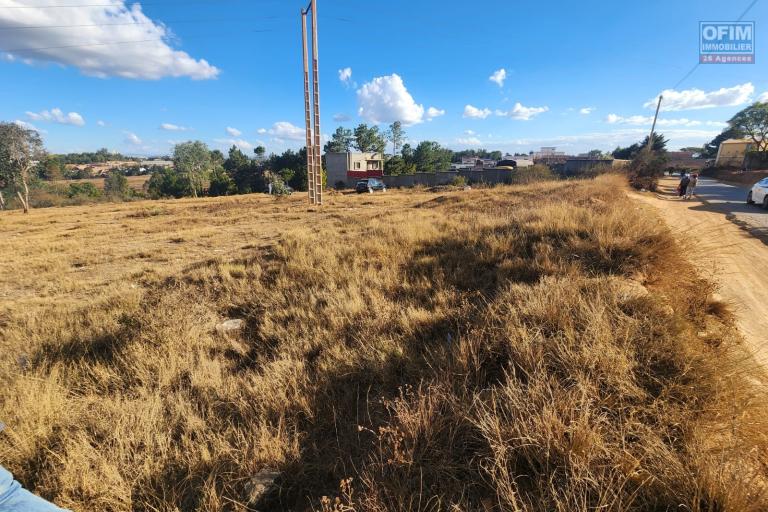 A vendre magnifique terrain de 6 230 m2 sis à Anjomakely Ivato, idéalement situé en bord de route pavée, offrant un accès facile à tout type de véhicule.
