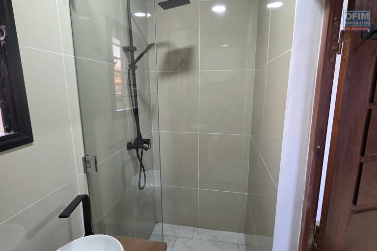 A louer Bel appartement T4 meublé à Ambatobe dans une résidence sécurisée à 10 minutes à pied du lycée français et LEADER PRICE