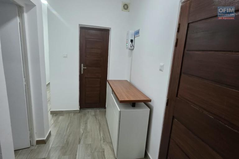 A louer Bel appartement T4 meublé à Ambatobe dans une résidence sécurisée à 10 minutes à pied du lycée français et LEADER PRICE