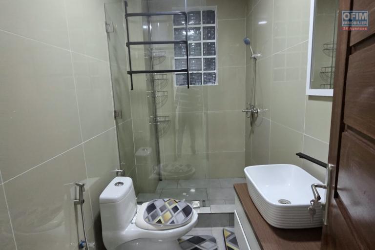 A louer Bel appartement T4 meublé à Ambatobe dans une résidence sécurisée à 10 minutes à pied du lycée français et LEADER PRICE
