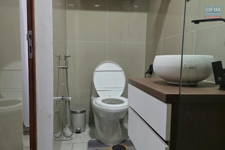 A louer Bel appartement T4 meublé à Ambatobe dans une résidence sécurisée à 10 minutes à pied du lycée français et LEADER PRICE