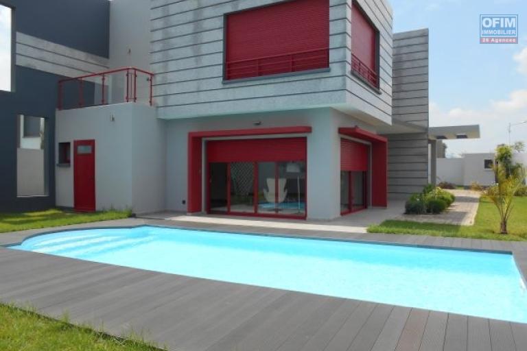 Une villa F4 avec piscine sécurisée à Ankadimbahoaka