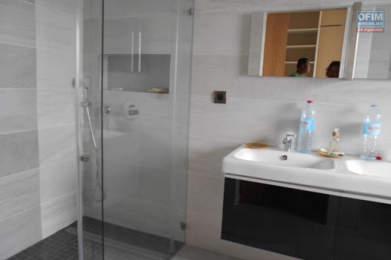 Une villa F4 avec piscine sécurisée à Ankadimbahoaka