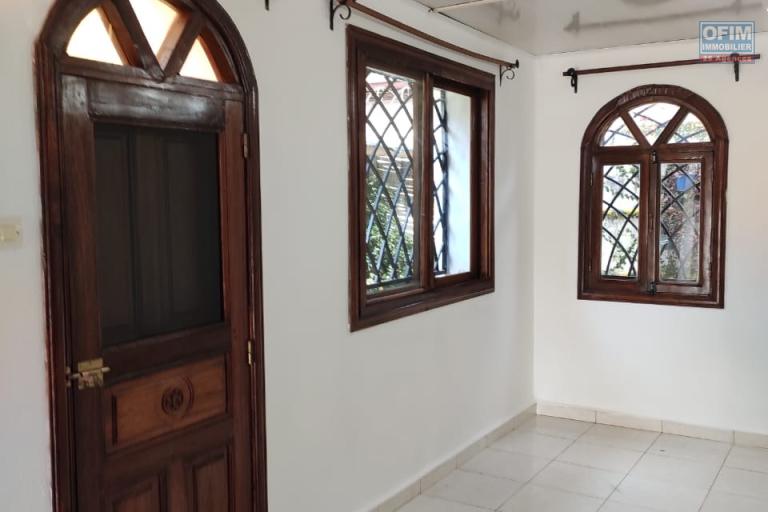 A louer une belle maison F5 à étage à Ambohibao