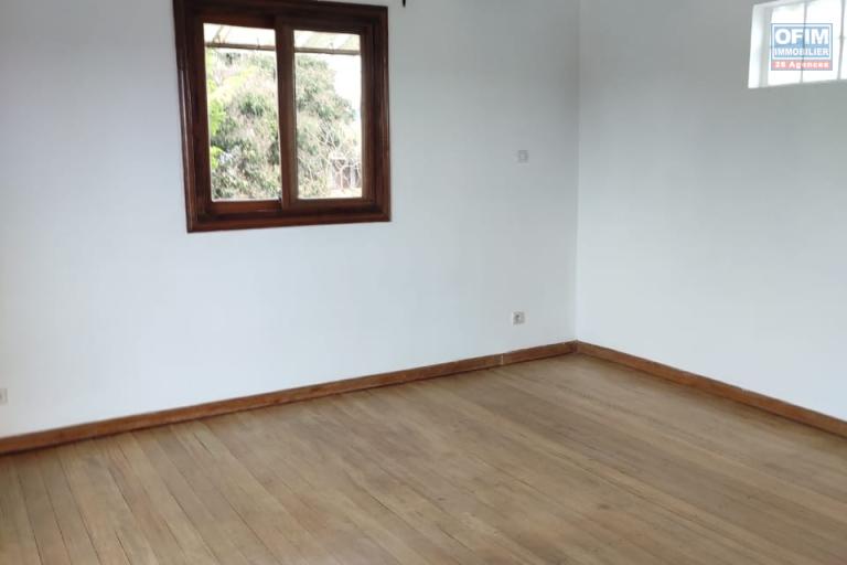 A louer une belle maison F5 à étage à Ambohibao
