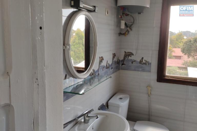 A louer une belle maison F5 à étage à Ambohibao