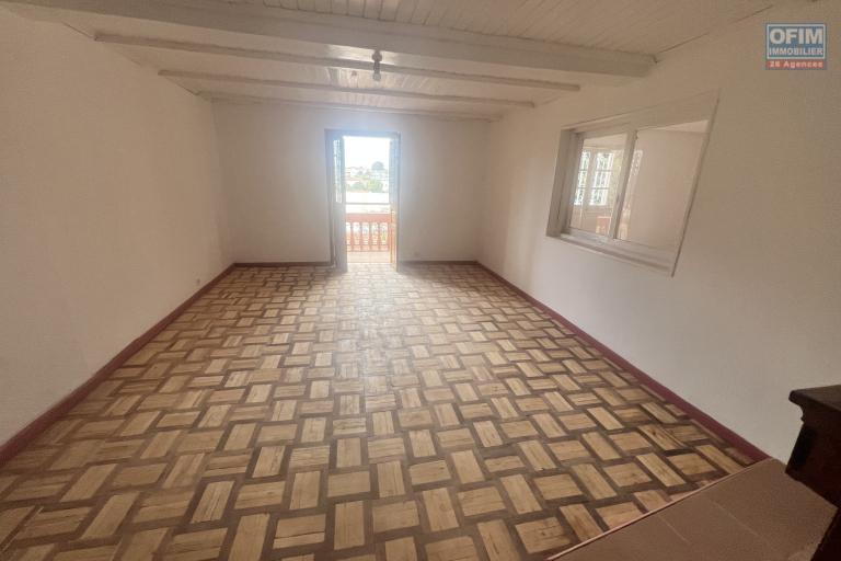 A louer un appartement T4 à Ambohibao