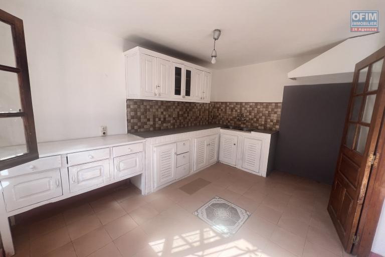 A louer un appartement T4 à Ambohibao