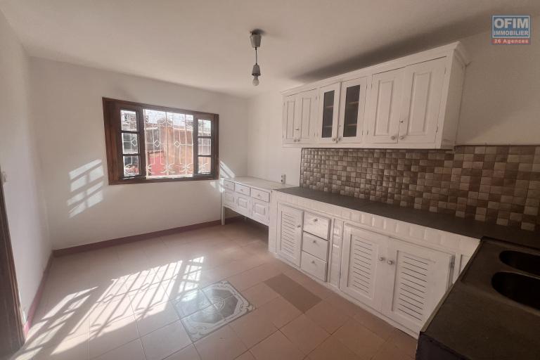 A louer un appartement T4 à Ambohibao