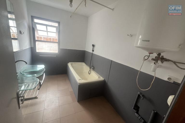 A louer un appartement T4 à Ambohibao