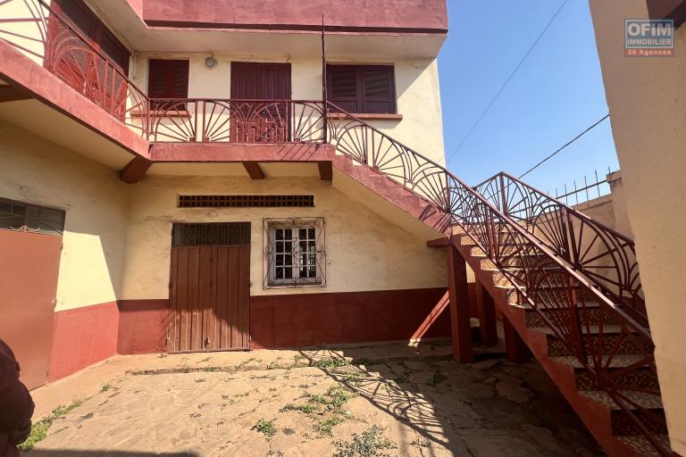 A vendre une propri&eacute;t&eacute; polyvalente F7 au bord de la route &agrave; Ampitatafika.