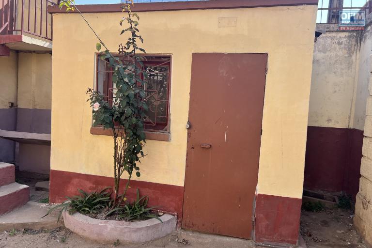 A vendre une propri&eacute;t&eacute; polyvalente F7 au bord de la route &agrave; Ampitatafika.