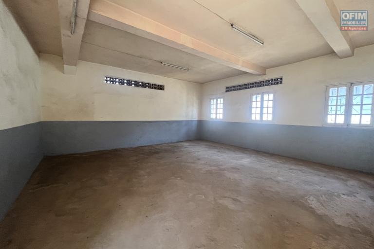 A vendre une propri&eacute;t&eacute; polyvalente F7 au bord de la route &agrave; Ampitatafika.