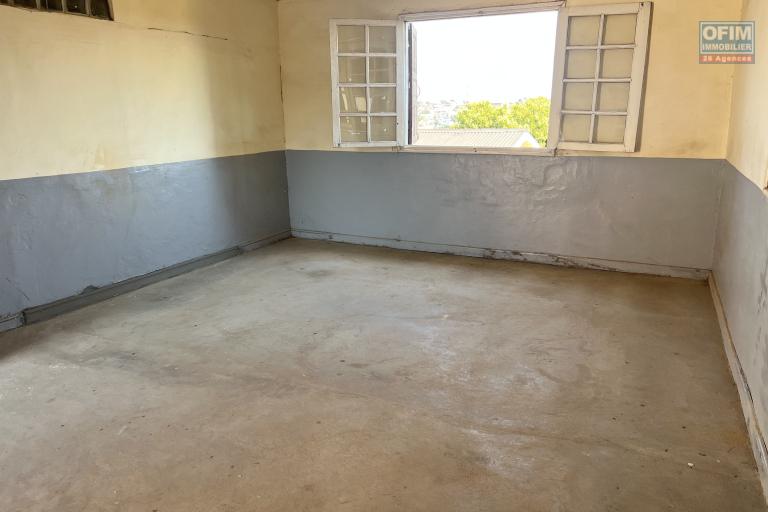A vendre une propri&eacute;t&eacute; polyvalente F7 au bord de la route &agrave; Ampitatafika.