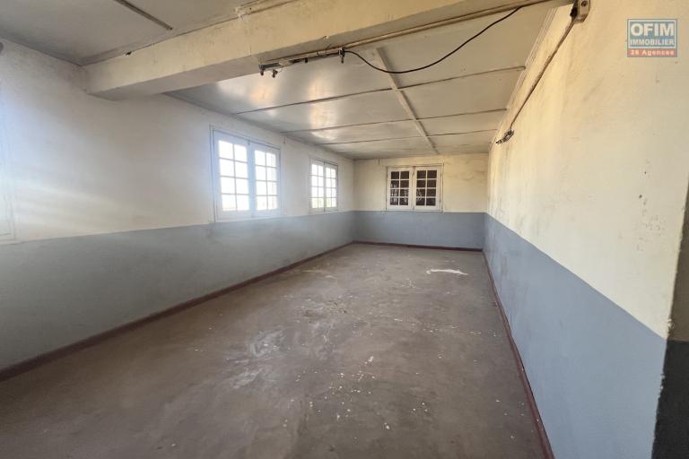A vendre une propri&eacute;t&eacute; polyvalente F7 au bord de la route &agrave; Ampitatafika.