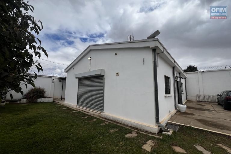 A vendre belle propriété avec un villa F3 et dépendance à Ampitatafika