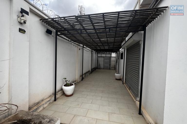 A vendre belle propriété avec un villa F3 et dépendance à Ampitatafika