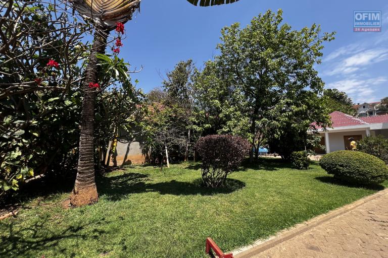 Location meublée Maison / Villa ANTANANARIVO (TANANARIVE) – photo 3 sur 19 – Jardin arboré