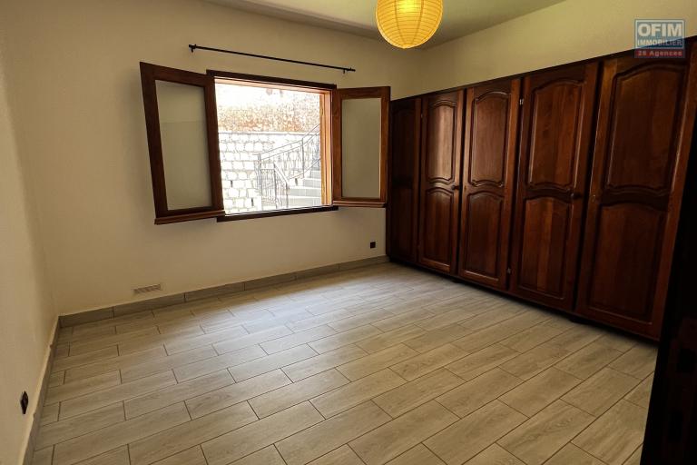 Location meublée Maison / Villa ANTANANARIVO (TANANARIVE) – photo 10 sur 19 – Chambre
