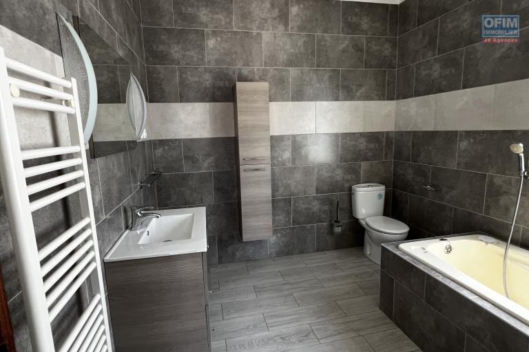 A louer villa neuve F4 meublé +appartement T2 meublé à Avarabohitra Itaosy