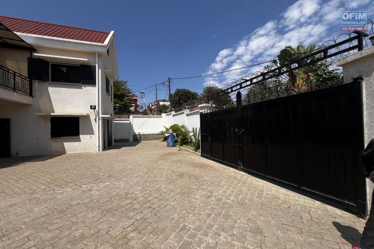 Loft spacieux T4 à louer à Avarabohitra Itaosy