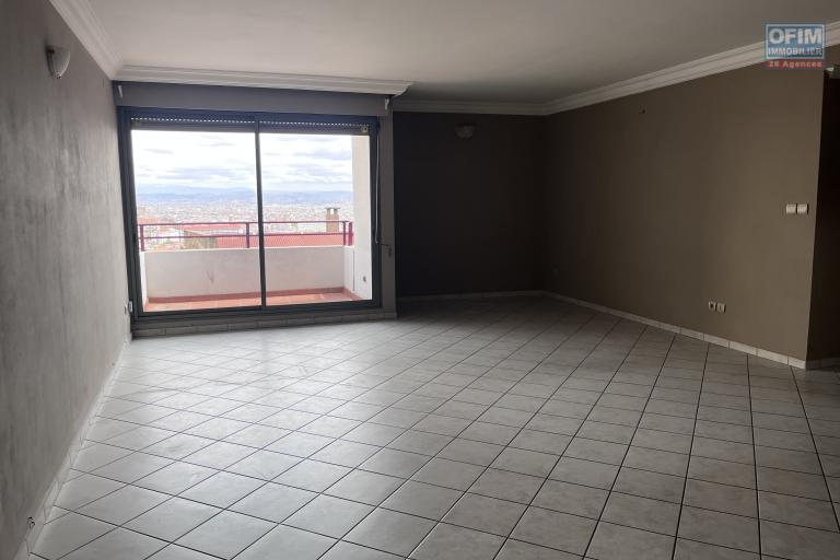 Un appartement T4 en duplex avec vue &agrave; Ambatonakanga