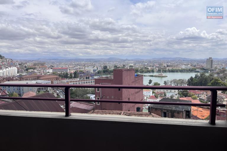 Un appartement T4 en duplex avec vue à Ambatonakanga