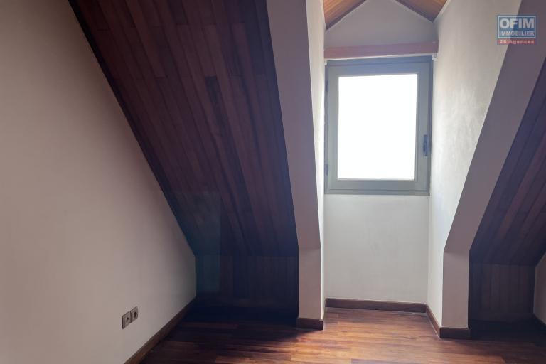 Un appartement T4 en duplex avec vue à Ambatonakanga