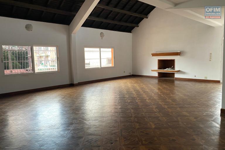 Une grande maison F7 pour habitation ou bureau à Ambohimiandra