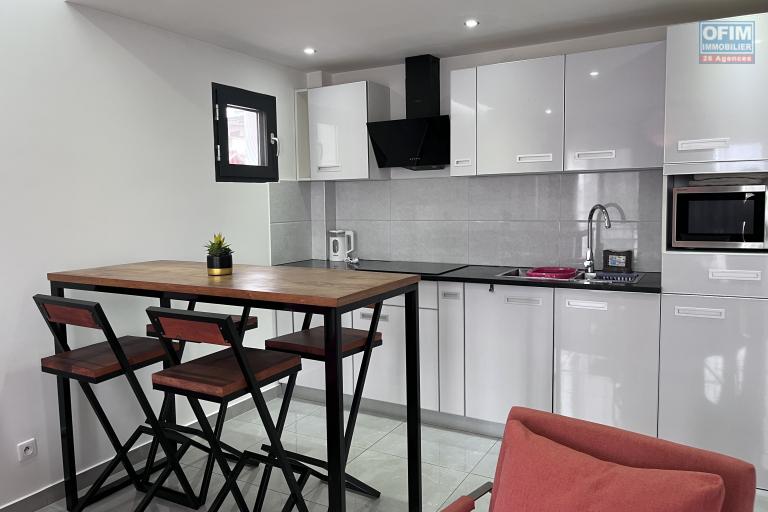 Location Appartement ANTANANARIVO (TANANARIVE) – photo 2 sur 7 – Cuisine ouverte équipée