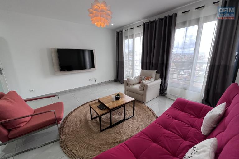 Location Appartement ANTANANARIVO (TANANARIVE) – photo 3 sur 7 – Pièce de vie lumineuse
