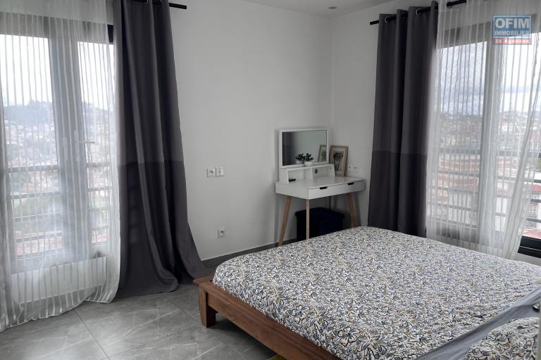Location Appartement ANTANANARIVO (TANANARIVE) – photo 4 sur 7 – Chambre lumineuse