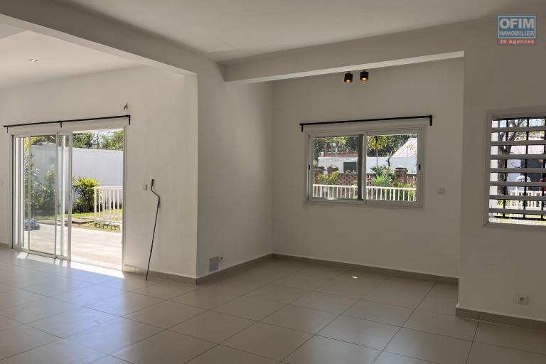Location Maison / Villa ANTANANARIVO (TANANARIVE) – photo 3 sur 14 – Pièce de vie lumineuse