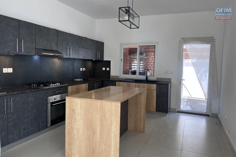 Location Maison / Villa ANTANANARIVO (TANANARIVE) – photo 4 sur 14 – Cuisine ouverte équipée