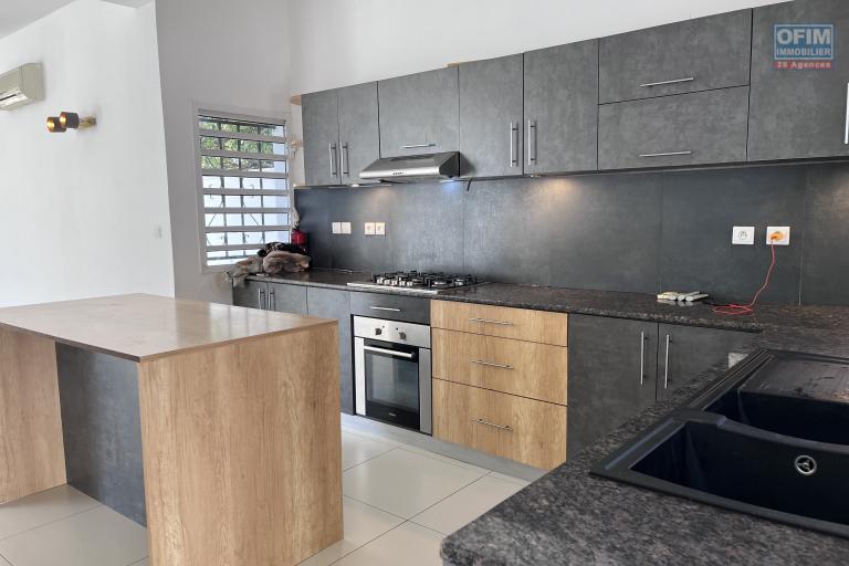 Location Maison / Villa ANTANANARIVO (TANANARIVE) – photo 5 sur 14 – Cuisine ouverte équipée