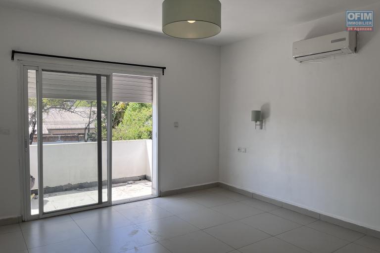 Location Maison / Villa ANTANANARIVO (TANANARIVE) – photo 6 sur 14 – Salon lumineux