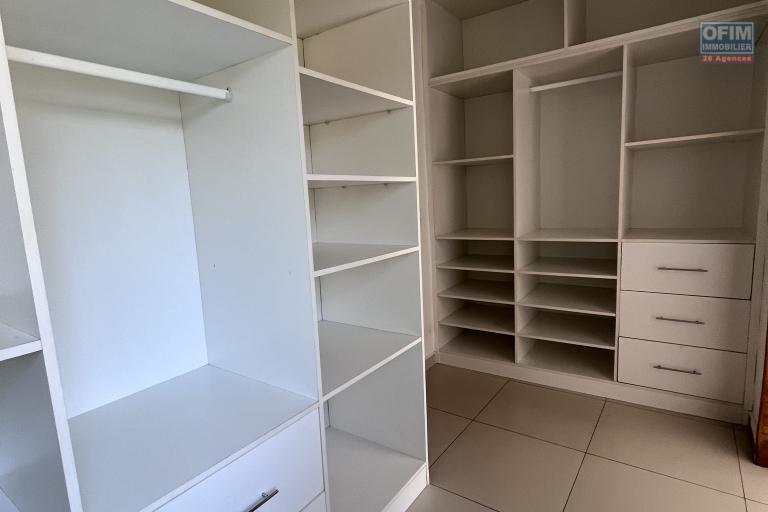 Location Maison / Villa ANTANANARIVO (TANANARIVE) – photo 7 sur 14 – Dressing