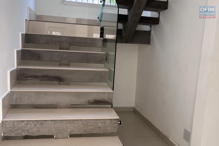 Location Maison / Villa ANTANANARIVO (TANANARIVE) – photo 11 sur 14 – Escalier