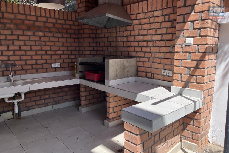 Location Maison / Villa ANTANANARIVO (TANANARIVE) – photo 12 sur 14 – Cuisine équipée
