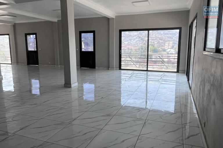 Location Local professionnel ANTANANARIVO (TANANARIVE) – photo 2 sur 6 – Local commercial lumineux