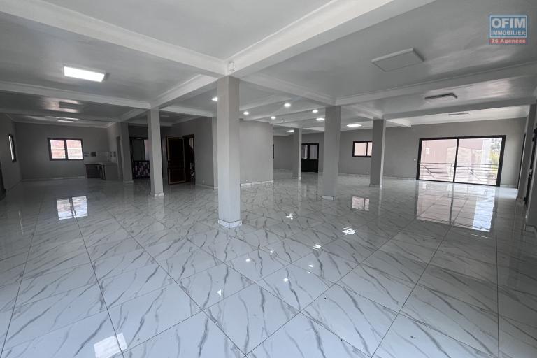 Location Local professionnel ANTANANARIVO (TANANARIVE) – photo 3 sur 6 – Local commercial spacieux