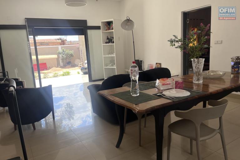 Location Maison / Villa ANTANANARIVO (TANANARIVE) – photo 2 sur 8 – Salle à manger