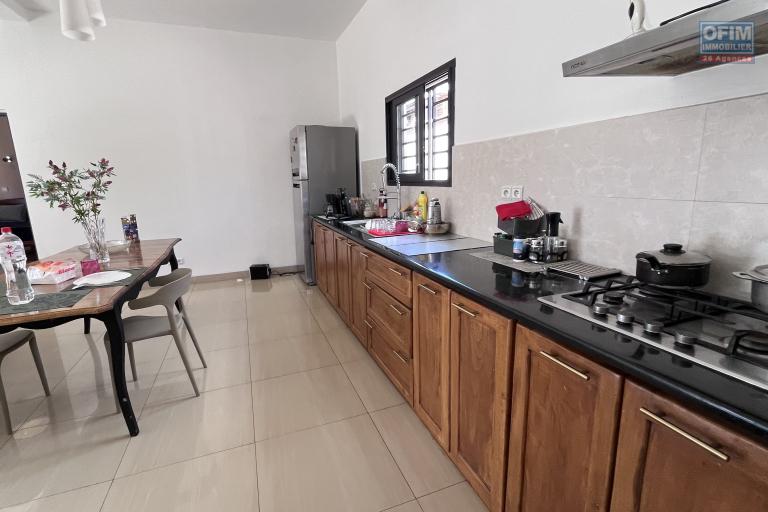 Location Maison / Villa ANTANANARIVO (TANANARIVE) – photo 3 sur 8 – Cuisine équipée