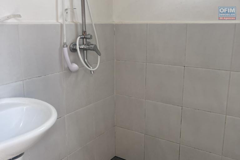 Location Maison / Villa ANTANANARIVO (TANANARIVE) – photo 8 sur 8 – Salle d'eau