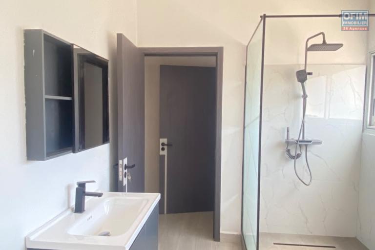Location Appartement ANTANANARIVO (TANANARIVE) – photo 4 sur 6 – Salle d'eau lumineuse