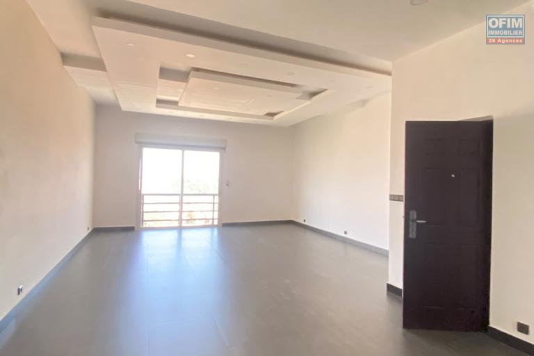 Location Appartement ANTANANARIVO (TANANARIVE) – photo 2 sur 6 – Pièce de vie spacieuse