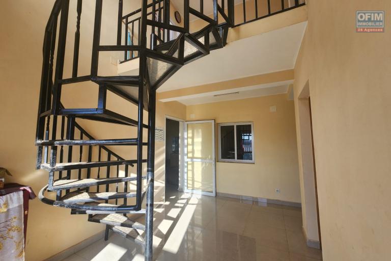 Vente Maison / Villa ANTANANARIVO (TANANARIVE) – photo 13 sur 44 – Escalier