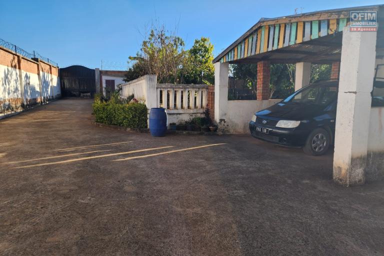 Vente Maison / Villa ANTANANARIVO (TANANARIVE) – photo 33 sur 44 – Abri voiture